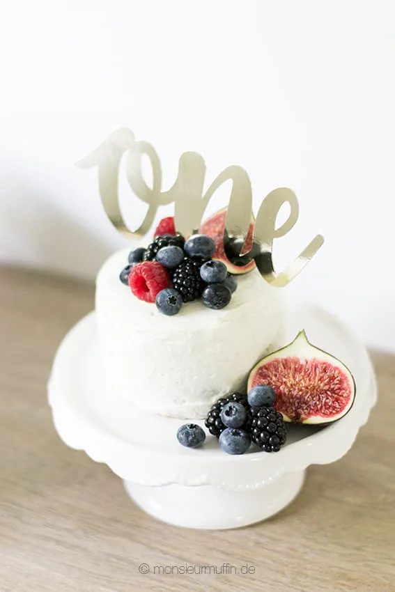 Ein zuckerfreier Geburtstagskuchen mit Frischkäse-Topping und frischen Beeren, perfekt für den 2. Geburtstag.