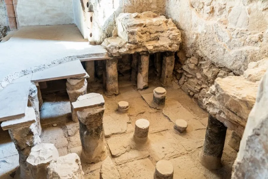 Einblick in die Struktur und Funktion des historischen Badehauses in Masada.