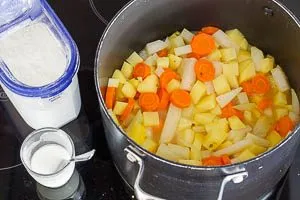 Eindicken der cremigen Soße für das Kohlrabigemüse mit Speisestärke