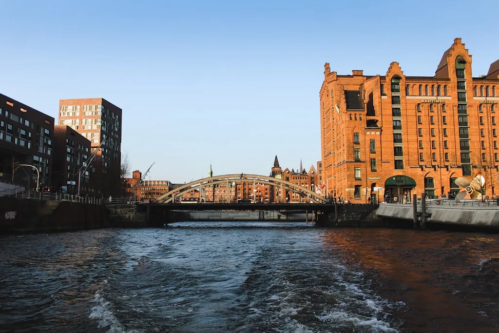 Eine abendliche Hafenrundfahrt in Hamburg
