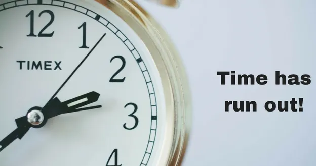 Eine abgelaufene Sanduhr, die den baldigen Ablauf der Supportfrist für SAP ECC 6.0 im Jahr 2025 darstellt.