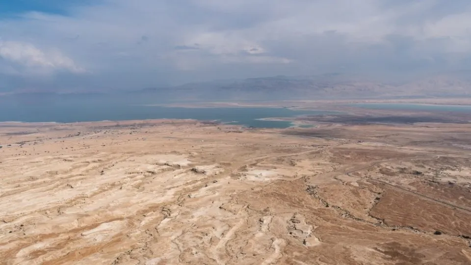 Eine andere Perspektive der Masada-Festung, die ihre schiere Größe zeigt.