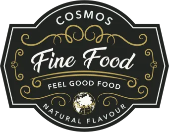 Eine ansprechende Auswahl an deutschen Feinkostprodukten wie Käse, Schwarzbrot und Antipasti, die die kulinarische Vielfalt der deutschen Esskultur widerspiegelt.