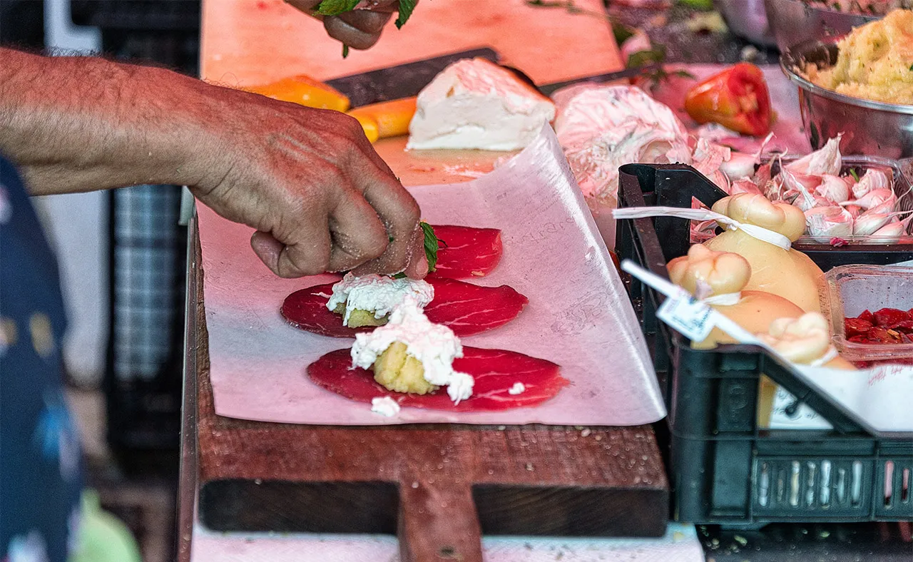 Eine Antipasti-Platte wird zubereitet