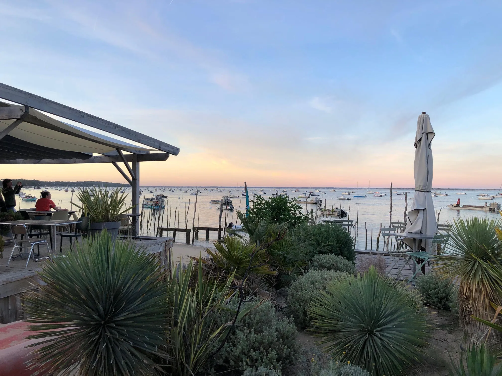 Eine atemberaubende Aussicht, die das Gefühl der Entdeckung beim Probieren neuer Biere vermittelt.