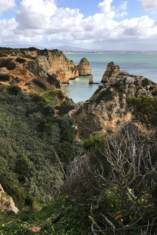 Eine atemberaubende Küstenlandschaft mit Klippen, Stränden und dem weiten Meer unter blauem Himmel