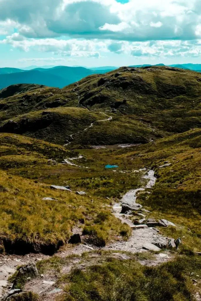 Eine atemberaubende Wanderung auf dem Ben Lomond in Schottland, mit weiten Blicken über die schottische Landschaft.