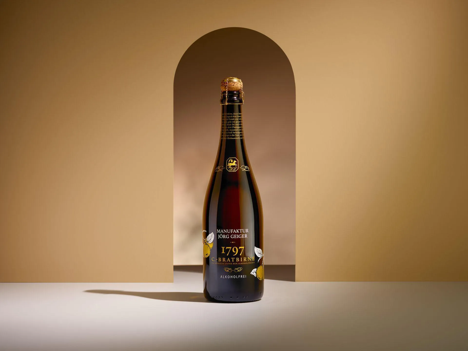 Eine Auswahl an alkoholfreien Schaumweinen in stilvollen Gläsern