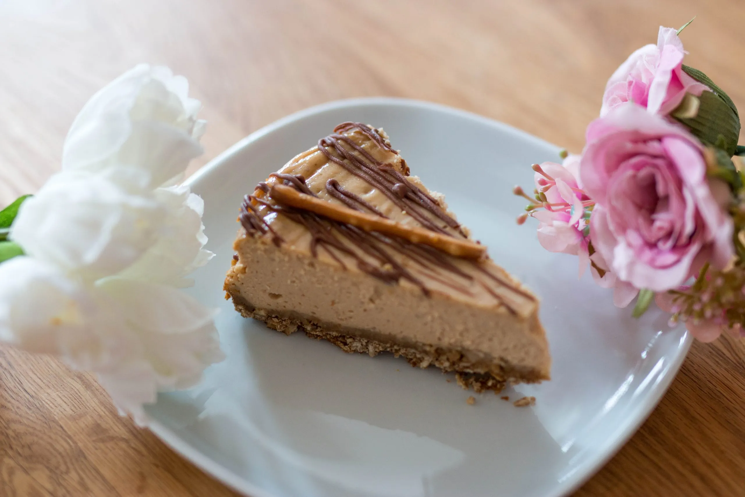 Eine Auswahl an deutschen Gebäckspezialitäten, darunter auch ein salziger Kuchen.