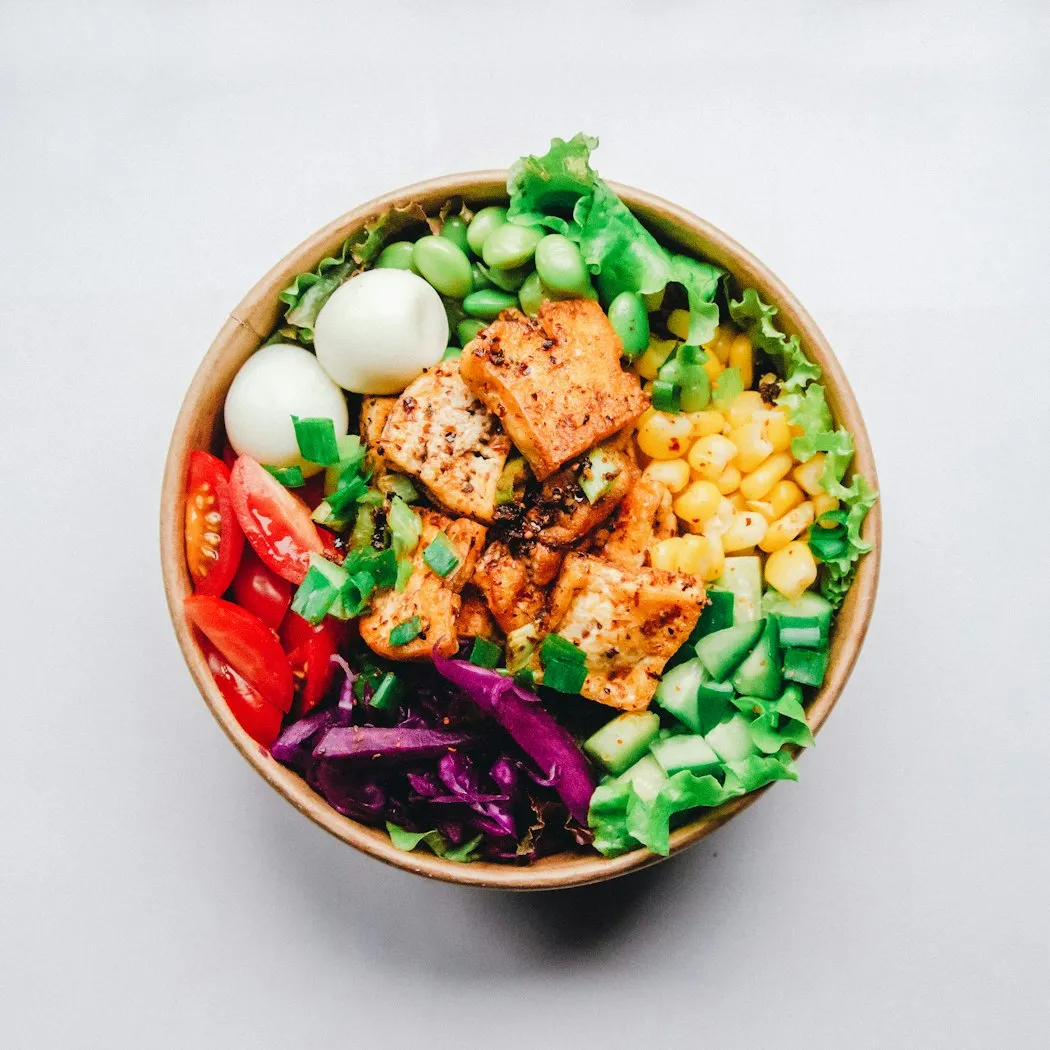 Eine Auswahl an frischem Obst und Gemüse, reich an Kalium