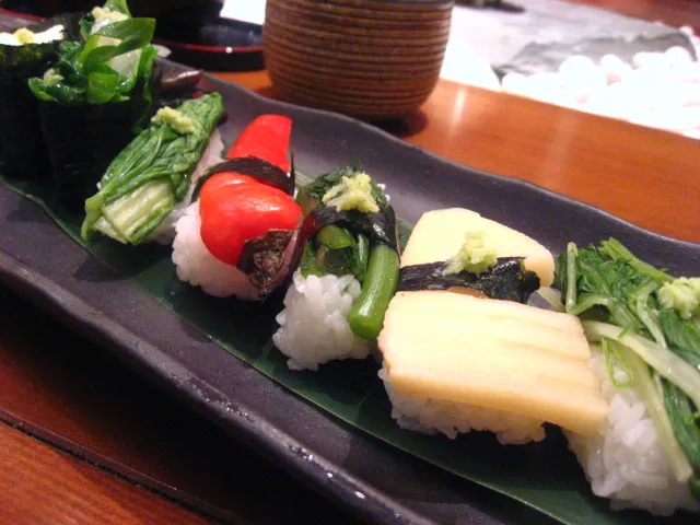 Eine Auswahl an gekochtem Gemüse als Gunkan-Sushi: Chinakohl, Paprika und Rapsblüten