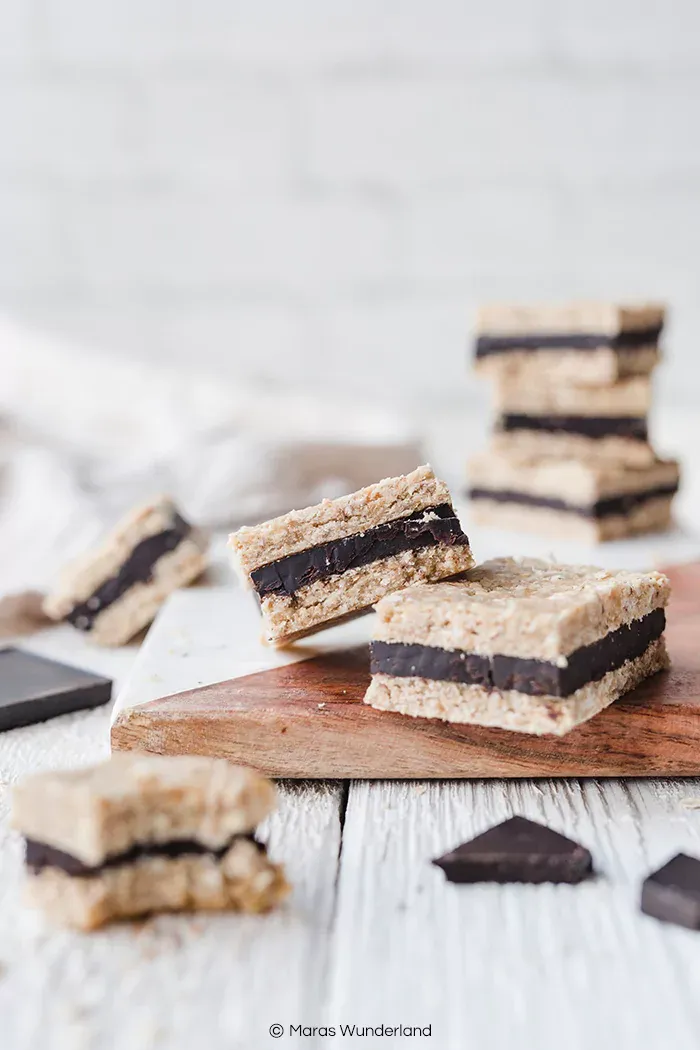 Eine Auswahl an gesunden Riegeln und Keksen auf einer Unterlage