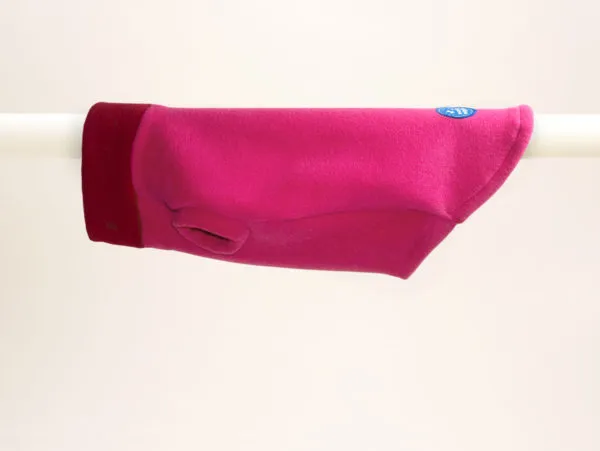 Eine Auswahl an Hundepullovern in verschiedenen Größen und Farben, die die Vielfalt der individuellen Anfertigung zeigen.