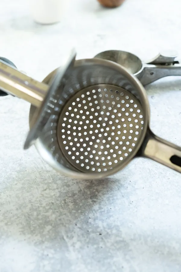 Eine Auswahl an Küchenwerkzeugen, darunter Kartoffelpresse, Eiskugelportionierer und Microplane