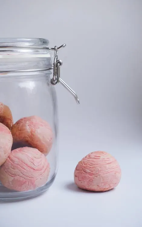 Eine Auswahl an proteinreichen Lebensmitteln wie Hähnchenbrust, Eier, Nüsse und Hülsenfrüchte.