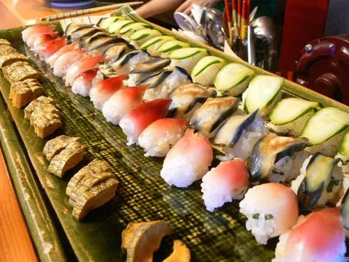 Eine Auswahl an veganem Sushi mit Gurke, Aubergine und Myoga, sowie eingelegtem Daikon