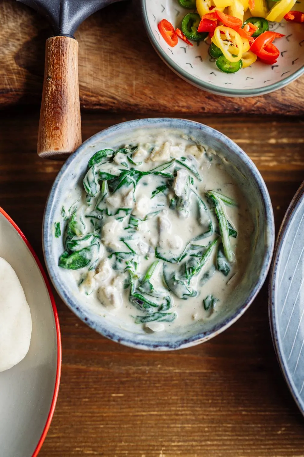 Eine Auswahl hausgemachter Raclette-Saucen in kleinen Schalen auf dem Tisch