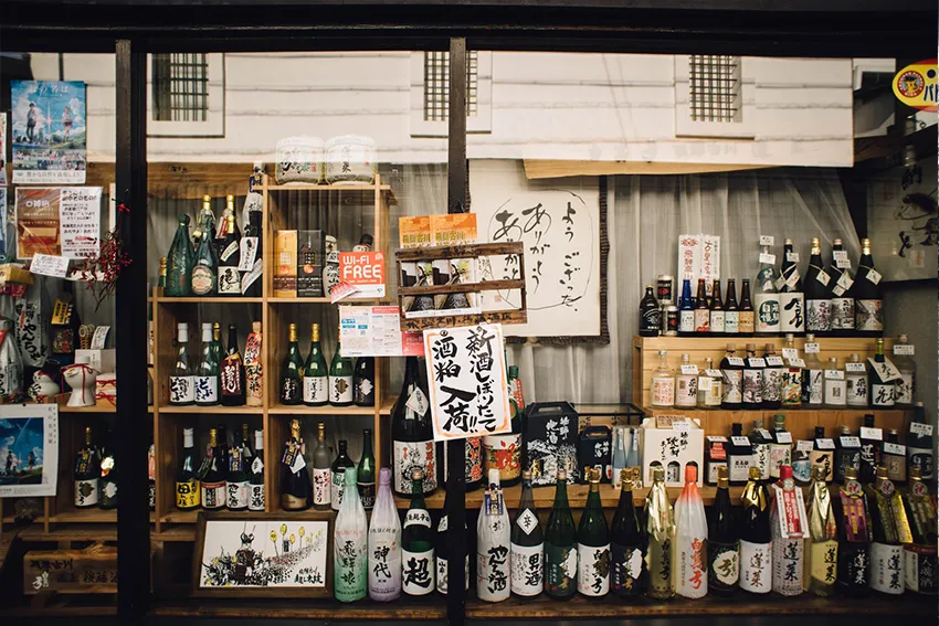 Eine Auswahl hochwertiger japanischer Spirituosen, darunter Sake, Shochu und japanischer Whisky, die die reiche Vielfalt alkoholischer japanischer Getränke zeigt.