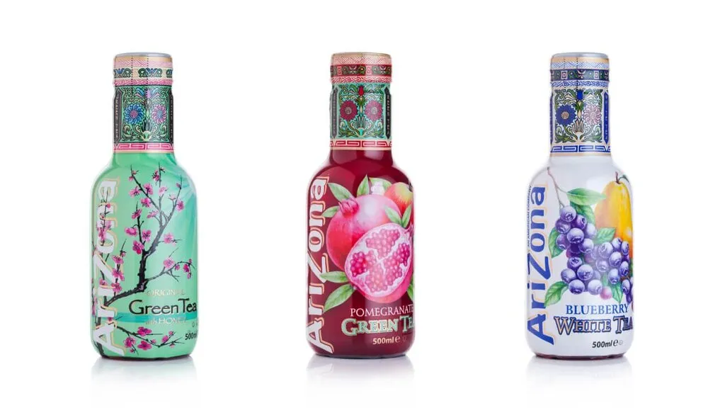 Eine Auswahl verschiedener AriZona Eistee Flaschen und Dosen