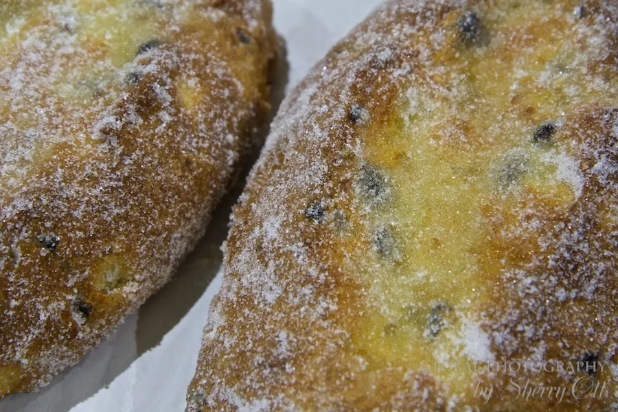 Eine Auswahl von Stollen, die zur Abkühlung bereitstehen