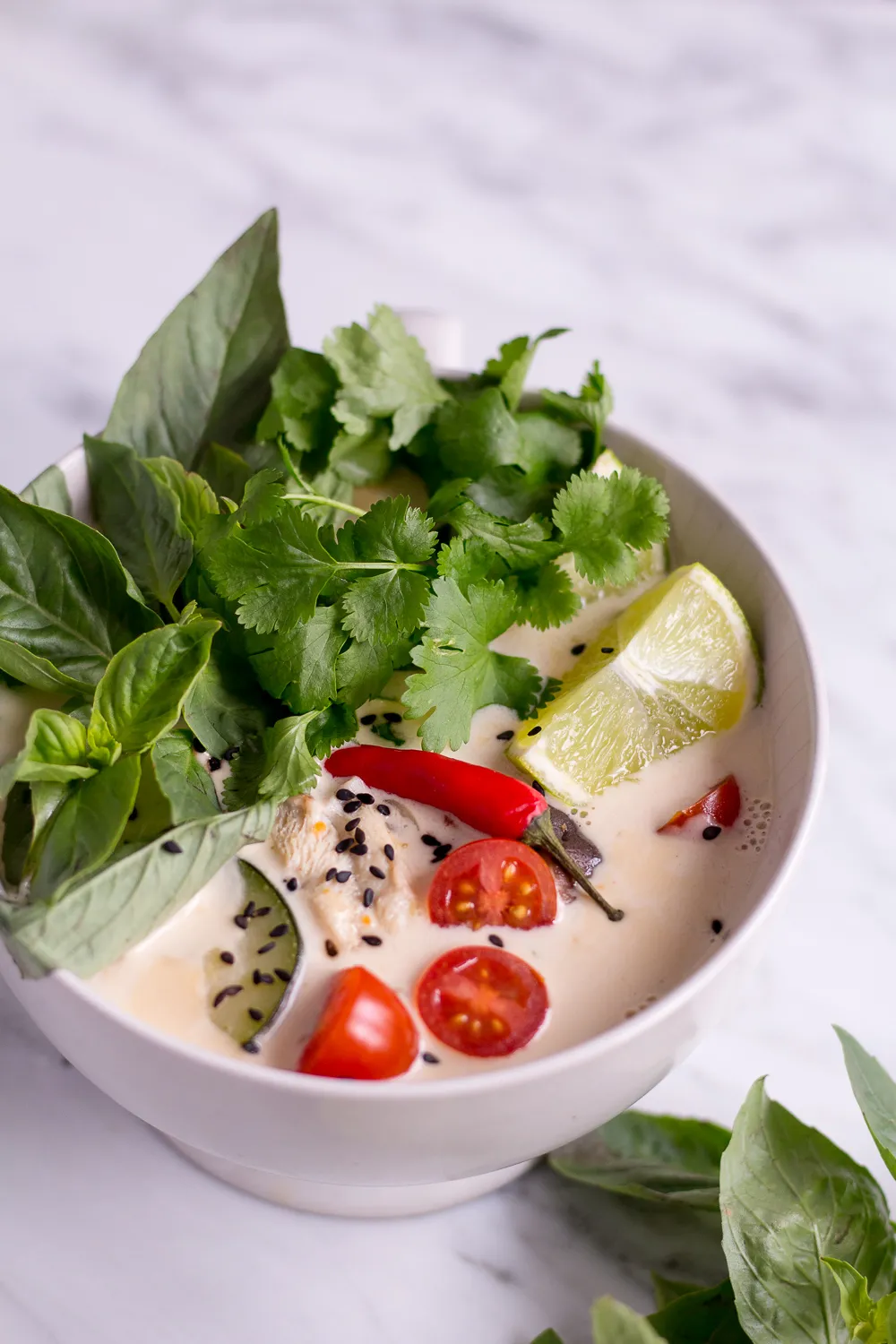 Eine authentische thailändische Kokossuppe (Tom Kha Veggie), vegan und glutenfrei, mit Galgant und Zitronengras.