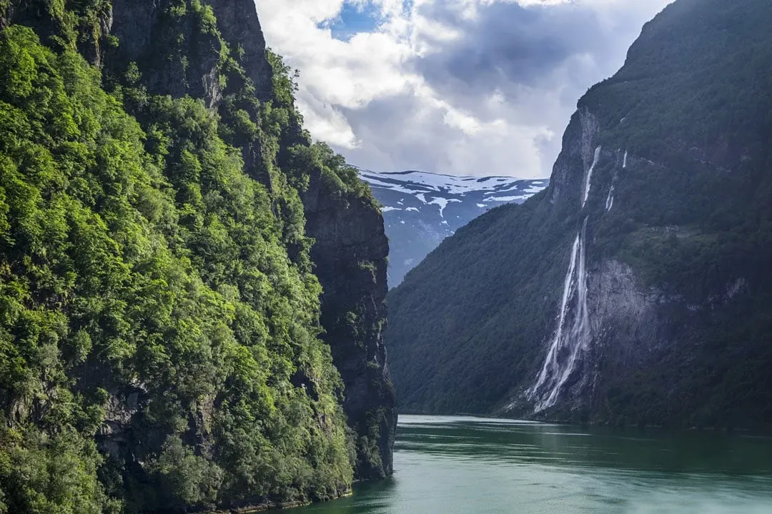 Eine beeindruckende Landschaft mit Fjorden in Norwegen, die tiefe Täler und steile Berge zeigt.