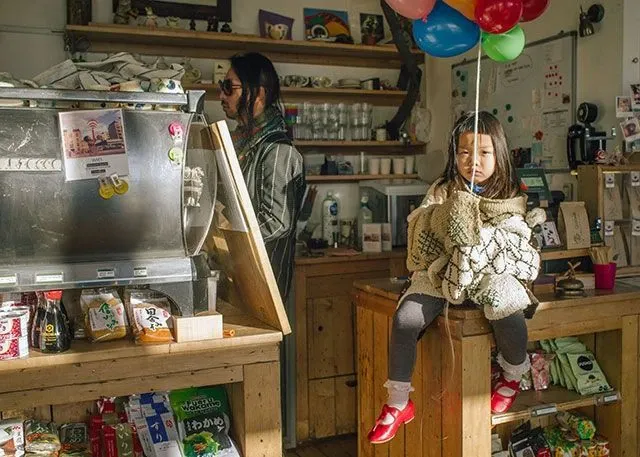 Eine belebte Straße in London, abseits der üblichen Touristenpfade