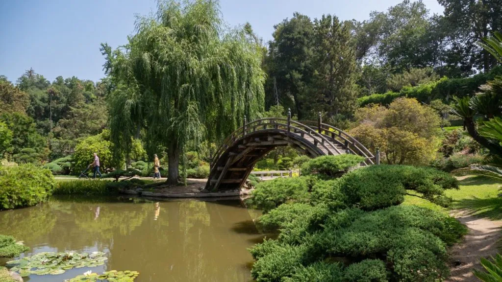 Eine berühmte Brücke, bekannt aus der Serie Westworld, im botanischen Garten The Huntington