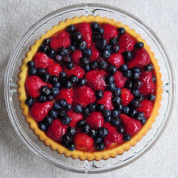Eine bunte Obsttorte mit Erdbeeren und Blaubeeren, die zum Genuss einlädt.