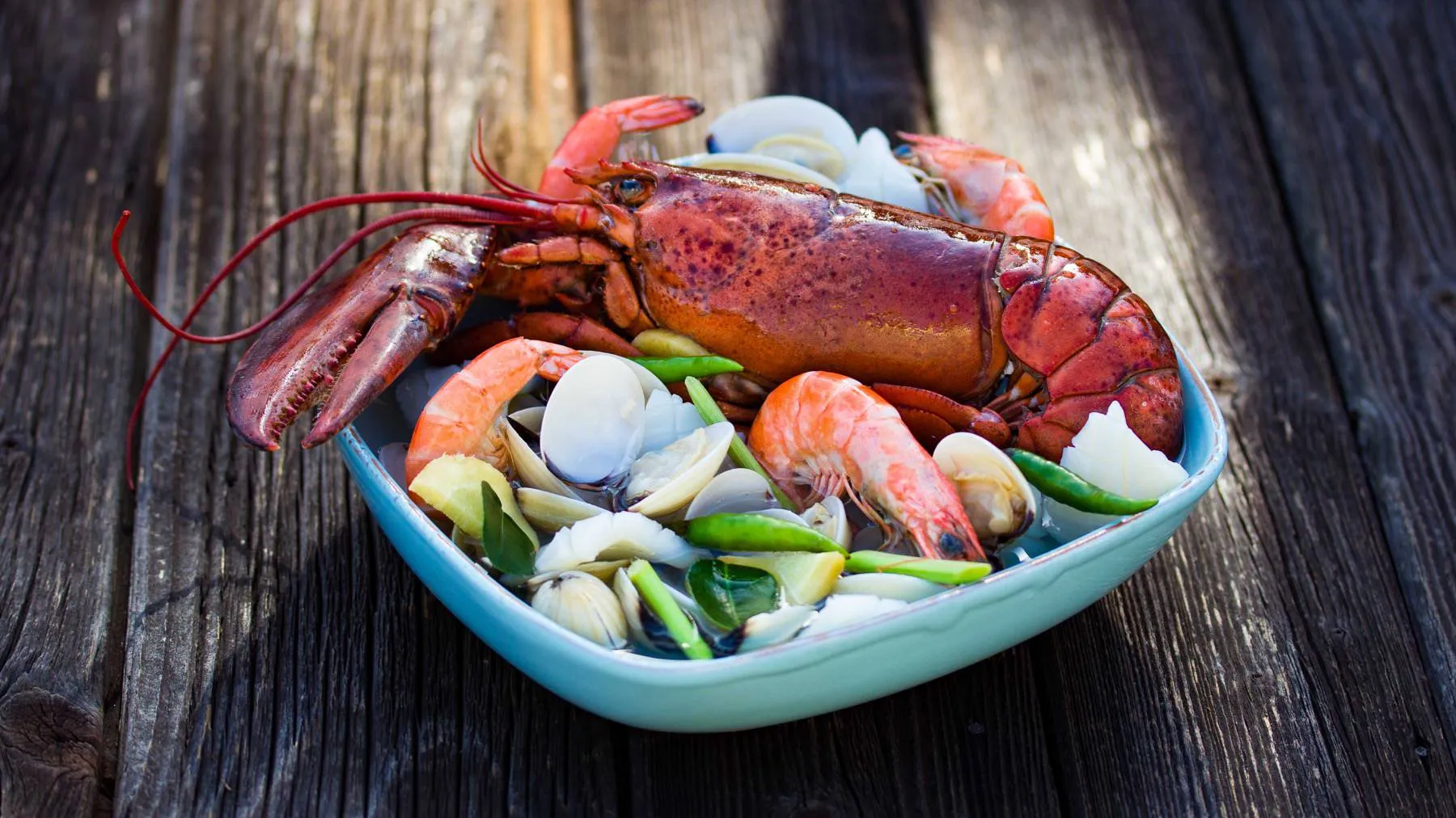Eine dampfende Schüssel Tom Yum Suppe, garniert mit frischen Kräutern und Chili, symbolisiert die perfekte Balance aus Schärfe und Säure, die diese thailändische Spezialität so beliebt macht.