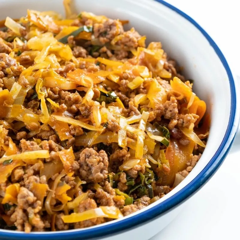 Eine deftige und schnell zubereitete Low Carb Hackfleisch-Lauch-Pfanne mit Karotten