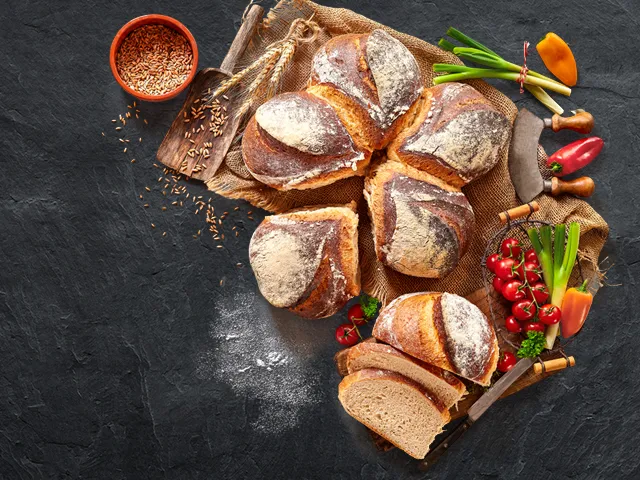 Eine dekorative Gründer-Blume Brot auf einem Holzbrett