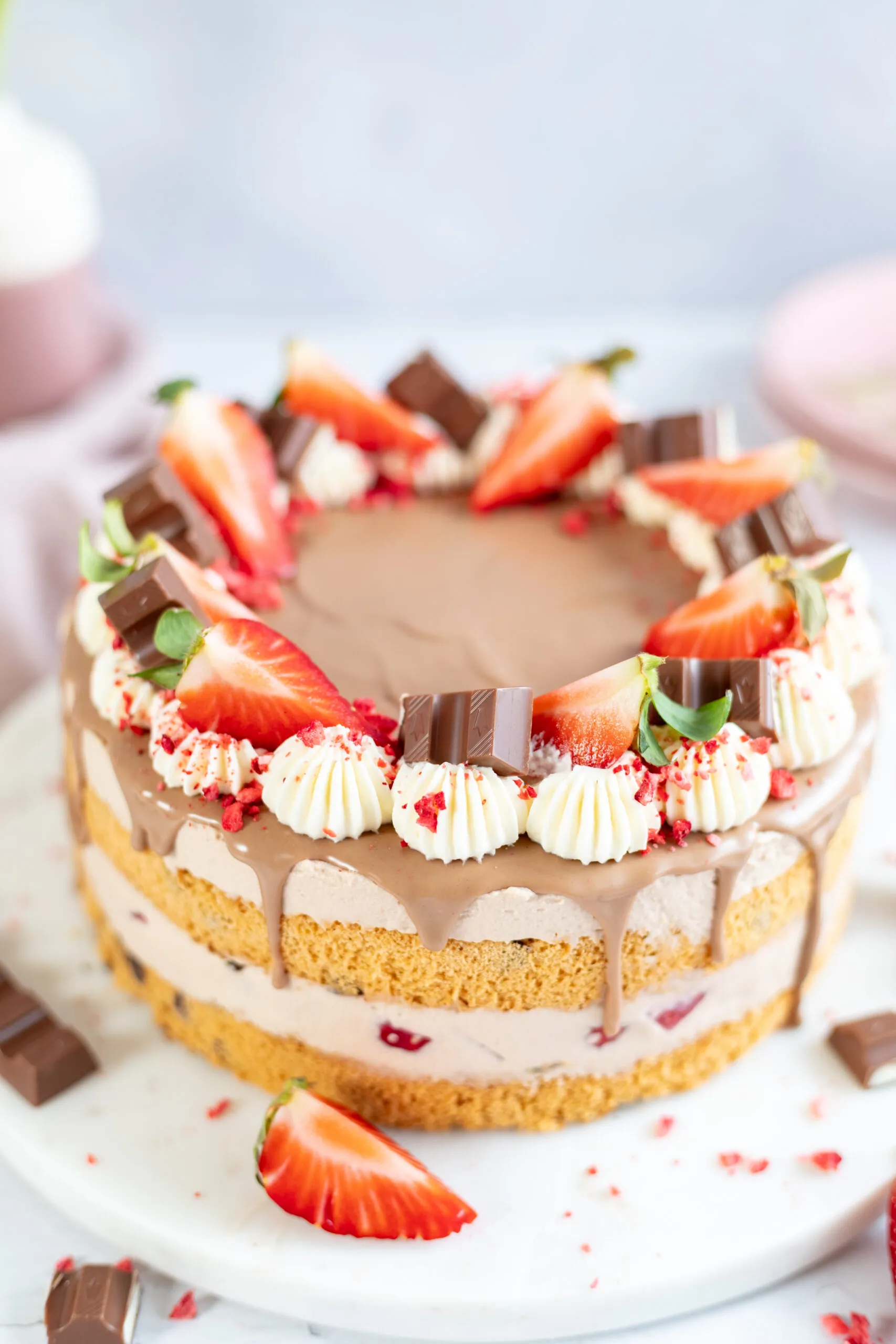 Eine dekorierte Kinderriegel Torte auf einem Servierbrett mit kleinen Schokoriegeln