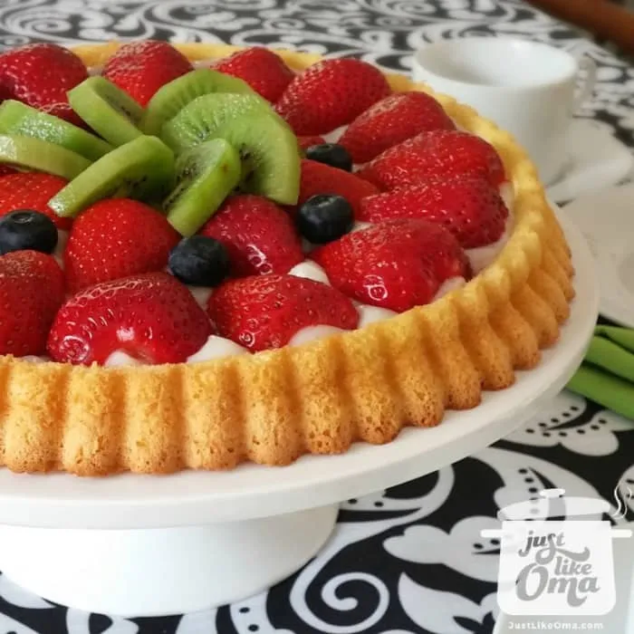 Eine dekorierte Obsttorte, die für besondere Anlässe wie den 4. Juli geeignet ist.