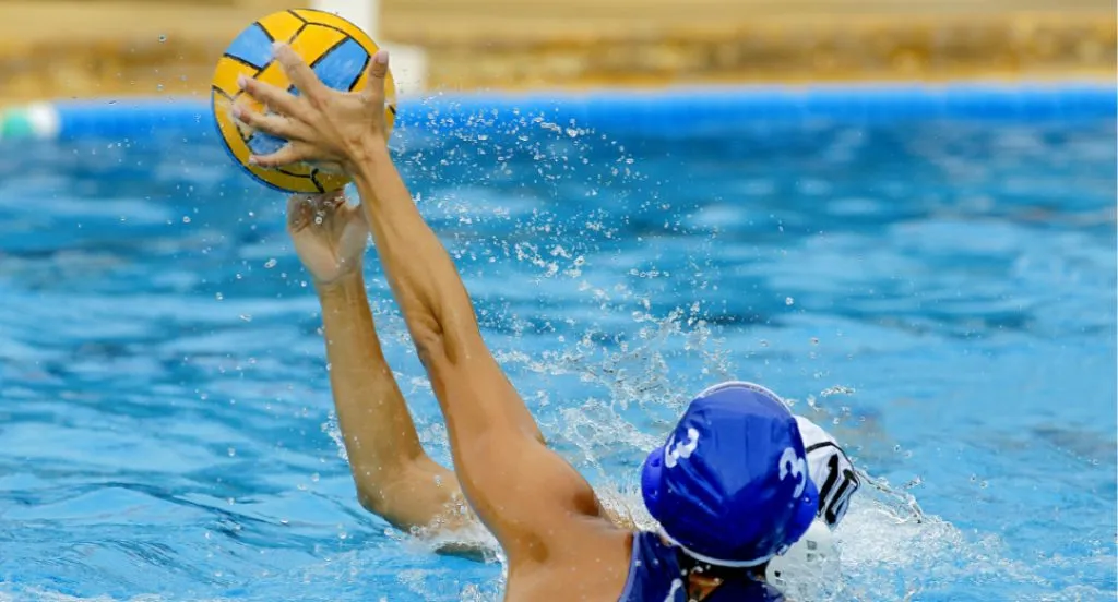 Eine detaillierte Aufnahme von Wasserballspielern während eines Spiels, die Aktionen im Wasser festhält.