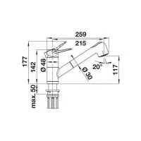 Eine detailreiche Ansicht einer BLANCO Vorfenster-Küchenarmatur, die die ausziehbare Schlauchbrause in Aktion zeigt.