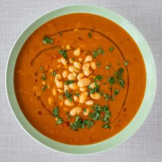 Eine detailreiche Nahaufnahme der albanischen weißen Bohnensuppe, die ihre Textur und Farbe zeigt.