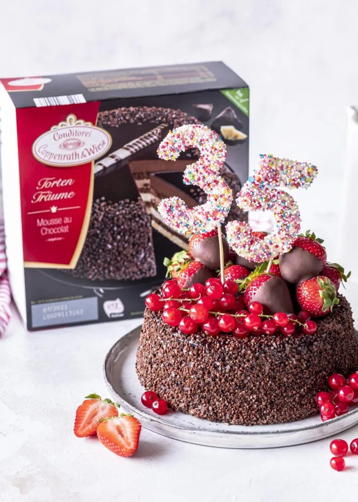 Eine DIY-Luftballon-Girlande auf einer Torte, gefertigt aus Mini-Wasserbomben