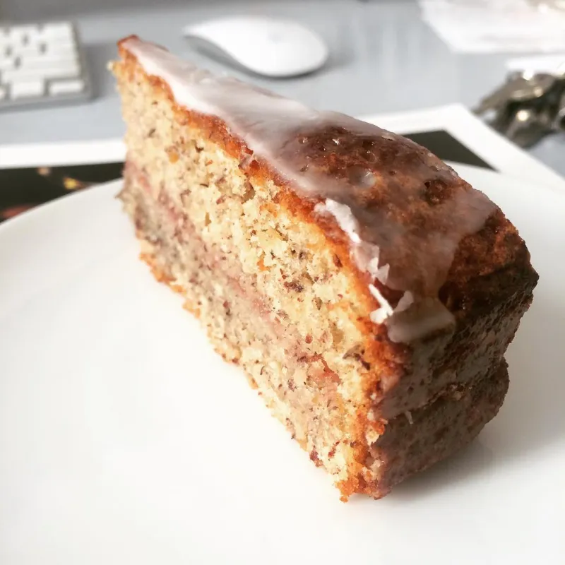 Eine elegant geschichtete Nusstorte von Hammerstein, die deutsche Tortenkunst zelebriert.