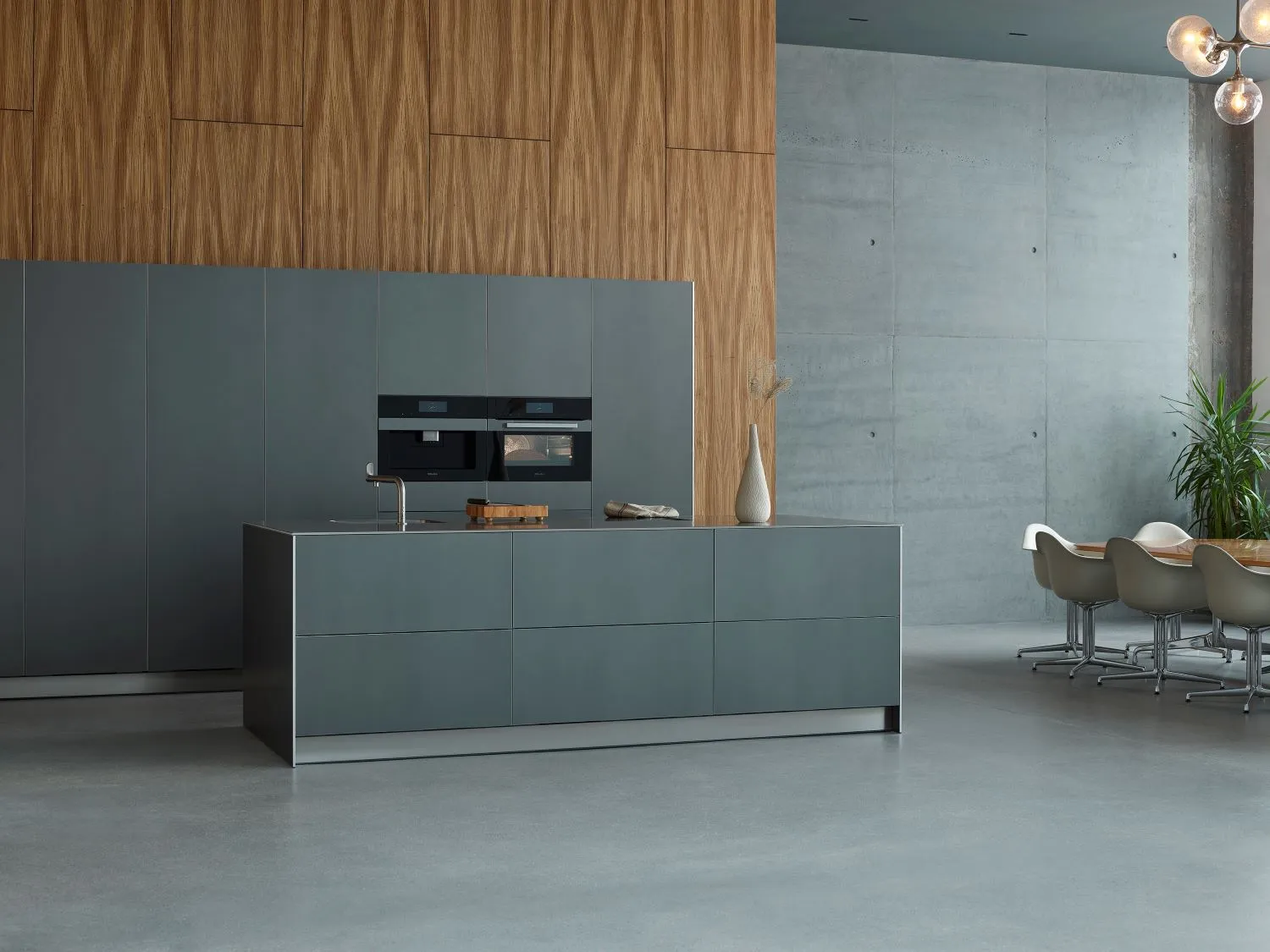 Eine elegante und minimalistische bulthaup b3 Küche mit integrierten Geräten und Insel in Berlin