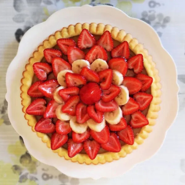 Eine Erdbeer-Bananen-Obsttorte, die optisch sehr ansprechend ist und zum Nachbacken einlädt.