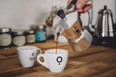 Eine Espressotasse mit frisch zubereitetem Mokka