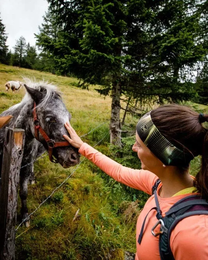 Eine Familie genießt das Wandern am Katschberg im Sommer, eine ideale Destination für Kinder.