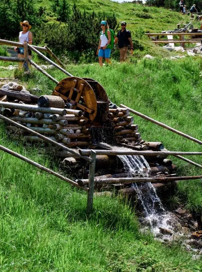 Eine Familie genießt den Aqua Trail am Nassfeld in Kärnten, ein perfekter Sommerurlaub für Kinder.