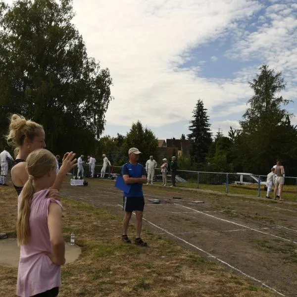 Eine Fechterin in Aktion während der Jahnmehrkämpfe