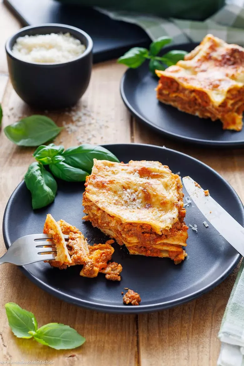 Eine fertig zubereitete Lasagne, angeschnitten und servierfertig.