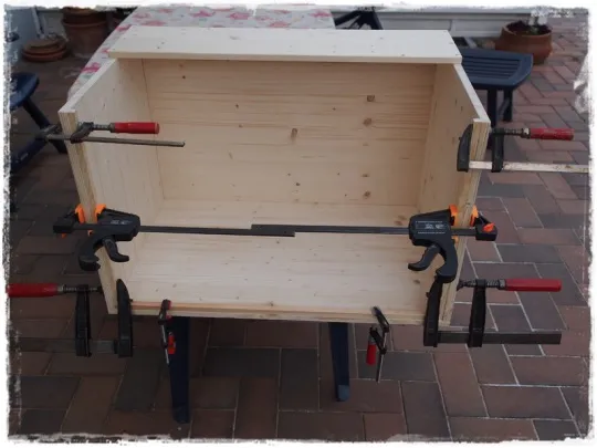 Eine fertige Wurfkiste Katze mit flexibler Front und aufklappbarem Deckel