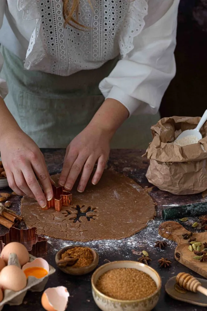 Eine festlich angerichtete Auswahl der besten Weihnachtsplätzchen, darunter Vanillekipferl und Zimtsterne, bereit zum Genießen in der Weihnachtszeit