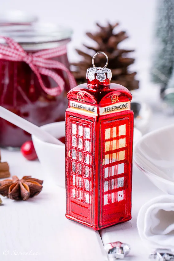 Eine festliche Auswahl: Scones mit Weihnachtsmarmelade und Clotted Cream angerichtet