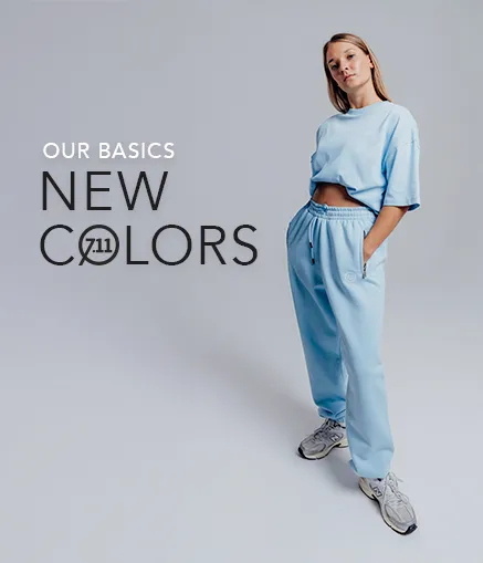 Eine Fitnesstrainerin in einem hell-blauen Trainingsanzug stellt unsere neuen Frühlings-Farben vor